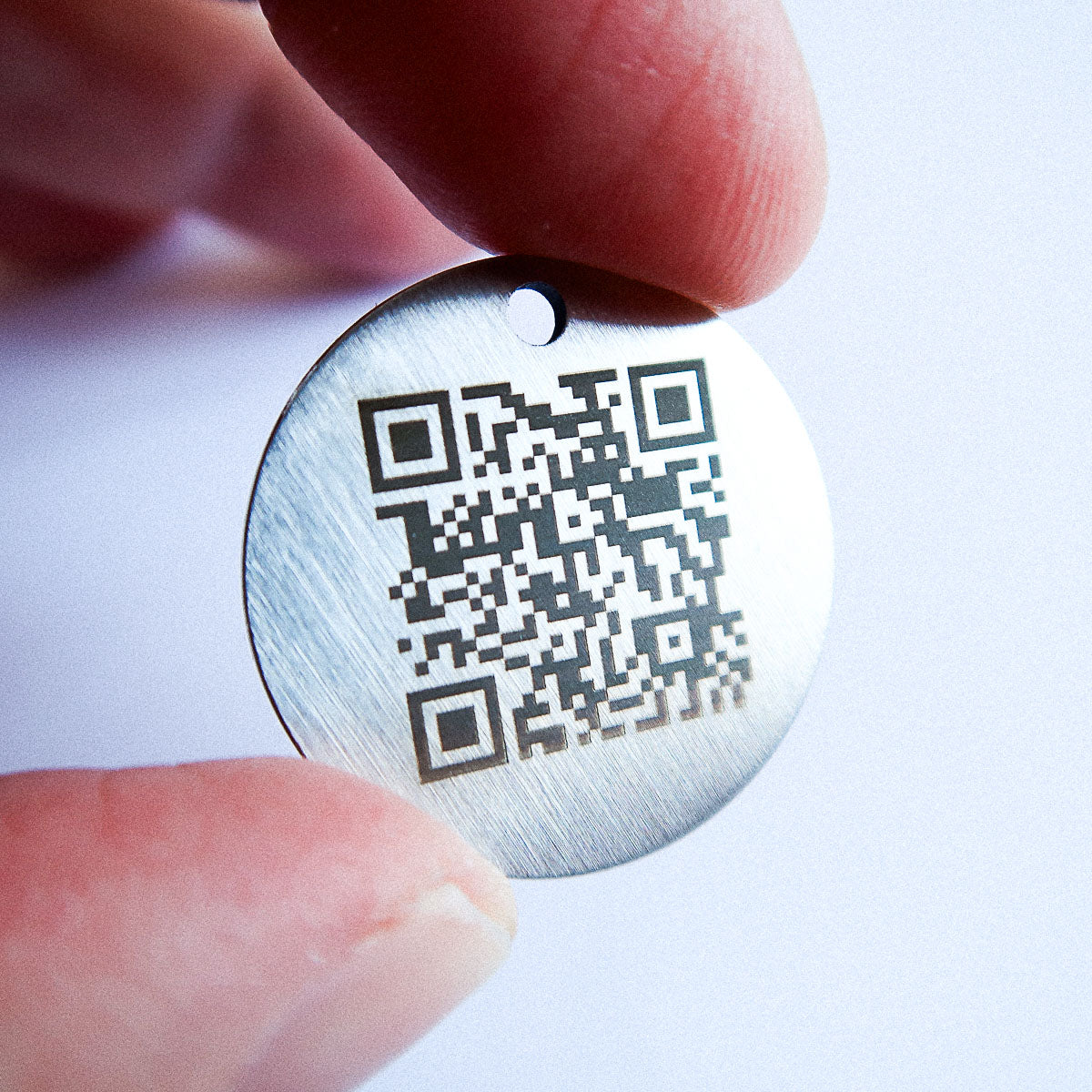 SOS-hundbricka med graverad QR-kod och namn/telefon/Tasso