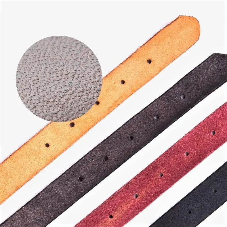 Hundhalsband i äkta läder med mässingsspänne i fyra färger och gratis gravyr av namn och telefonnummer