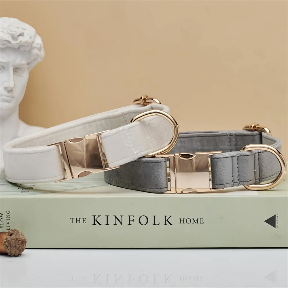 Personligt sammet hundhalsband "Emilia" med gravyr – Justerbart & Elegant
