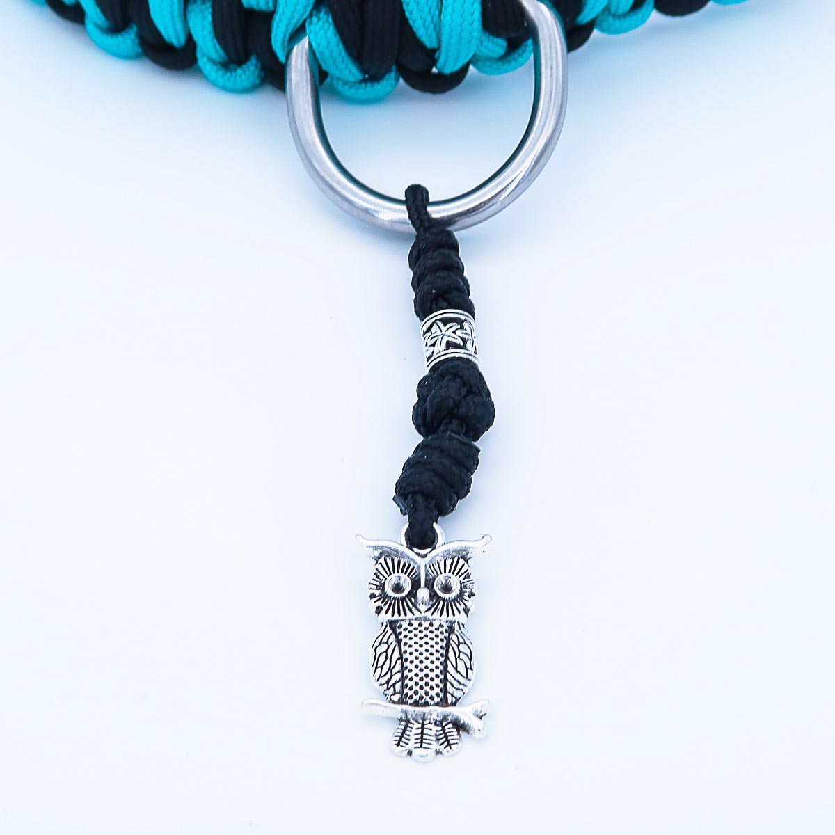 Hundhalsband i paracord "Auron" med gravering av namn och telefon på spännet, tre olika storlekar