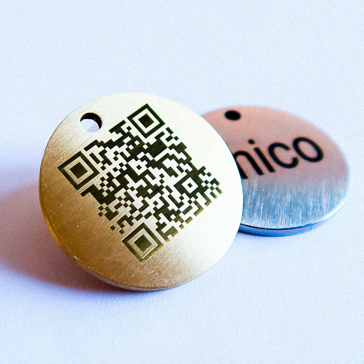 SOS-hundbricka med graverad QR-kod och namn/telefon/Tasso