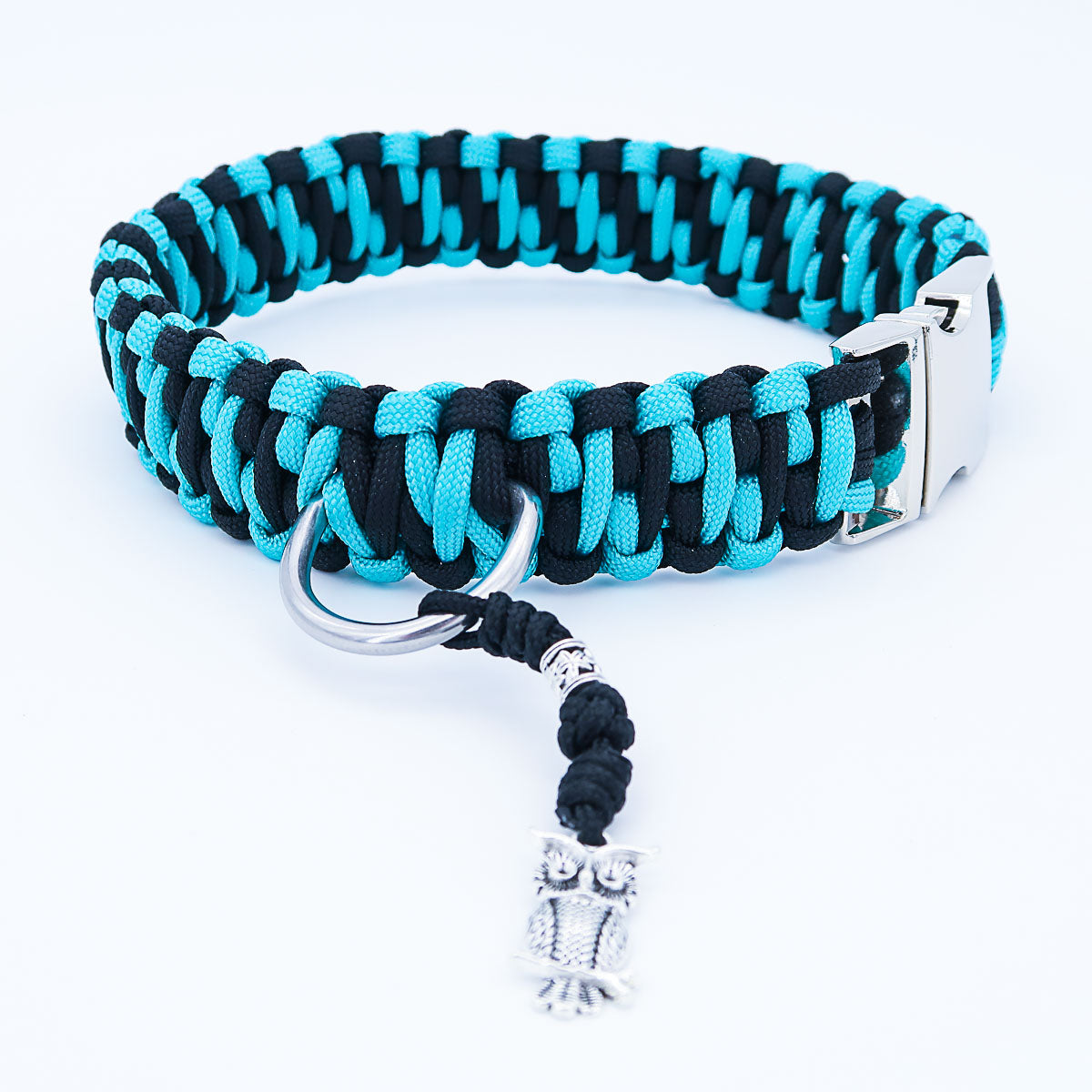 Hundhalsband i paracord "Auron" med gravering av namn och telefon på spännet, tre olika storlekar