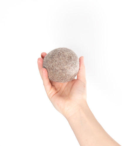 BUDDY. Hund leksak av ullfilt "Boll" 