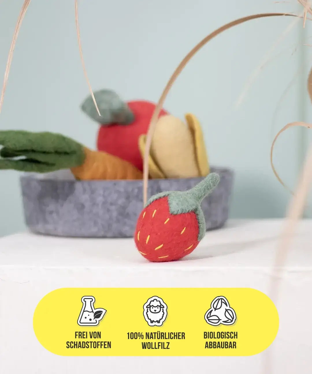 BUDDY. Hundeleksak av ullfilt "Jordgubbe" 