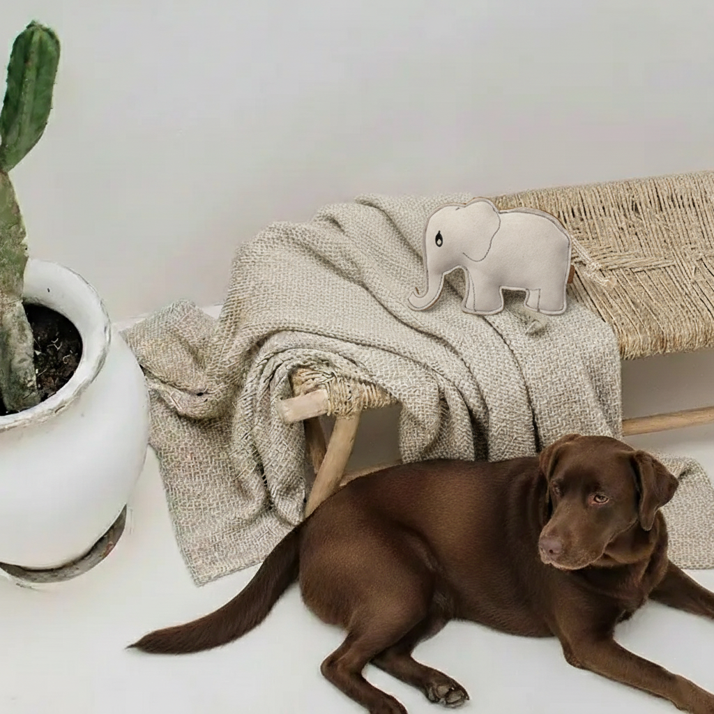 BUDDY. Hundeleksak av läder "Elefant" 