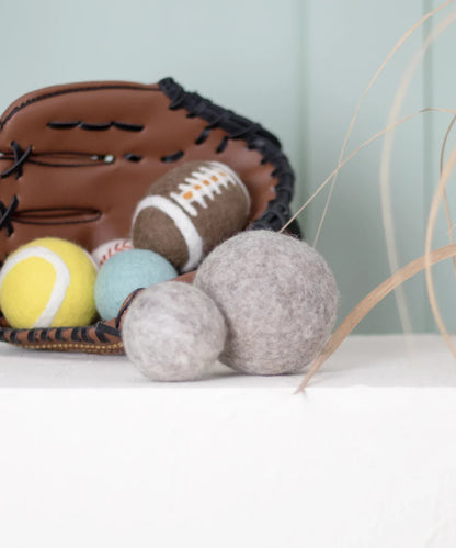 BUDDY. Hund leksak av ullfilt "Boll" 