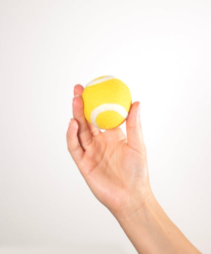 BUDDY. Hundeleksak av fårull "Tennisboll" 
