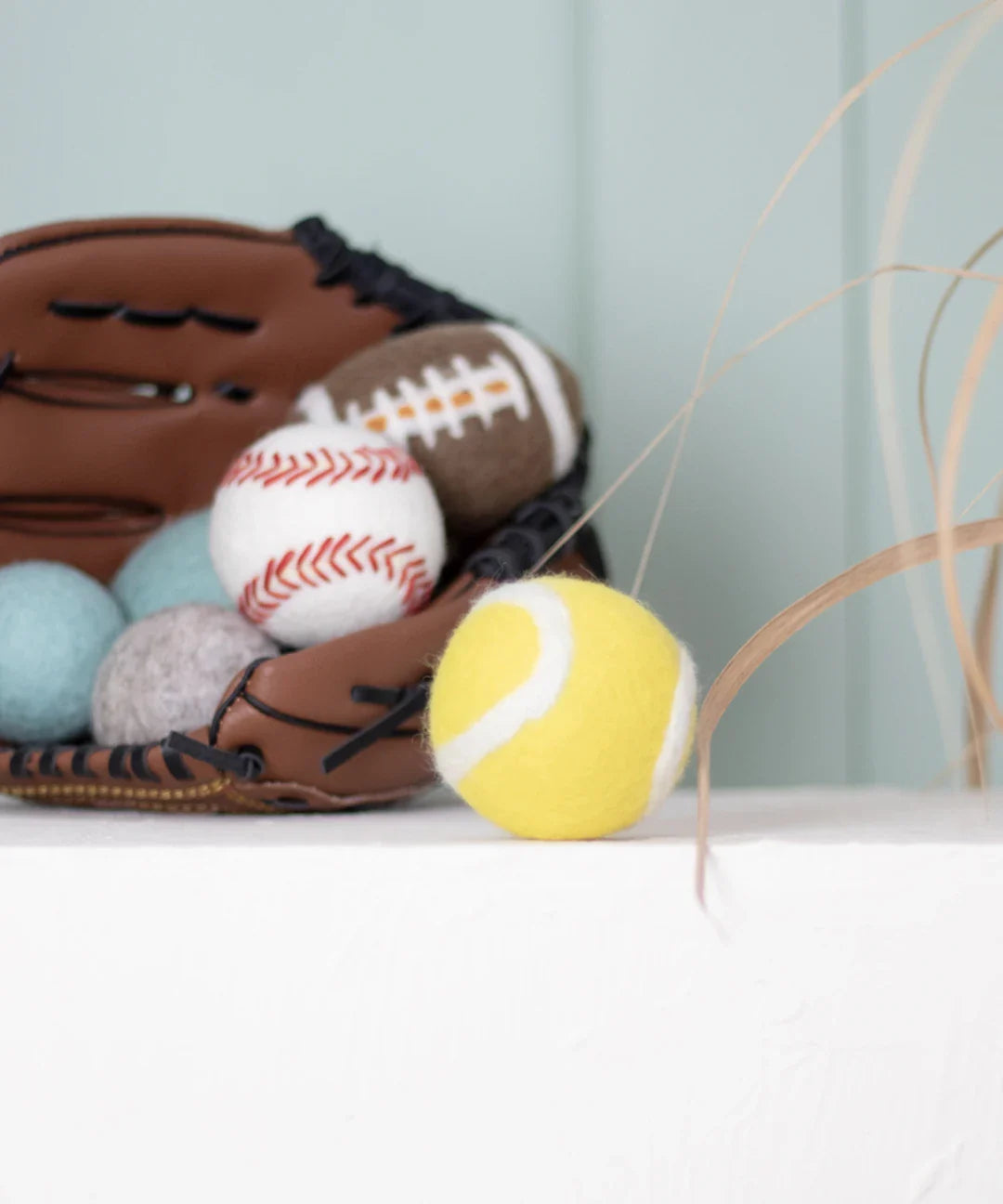 BUDDY. Hundeleksak av fårull "Tennisboll" 